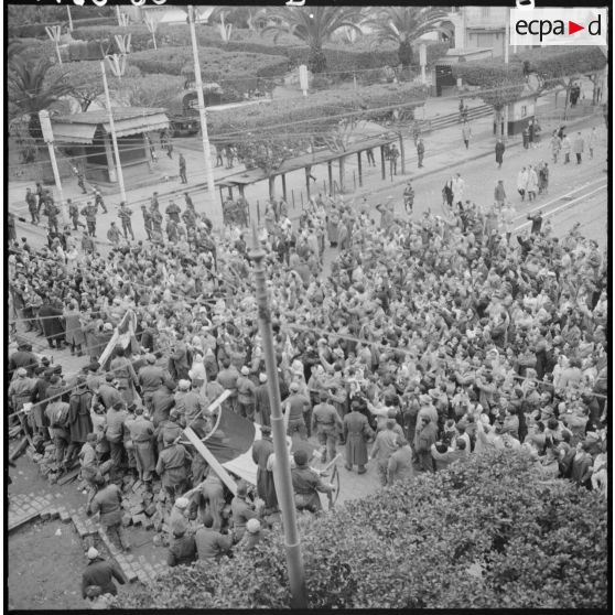 La foule, ayant rompu les barrages, se précipite vers les barricades.