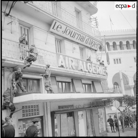 La 25e division de parachutistes (DP) veulent couper tout passage aux manifestants.