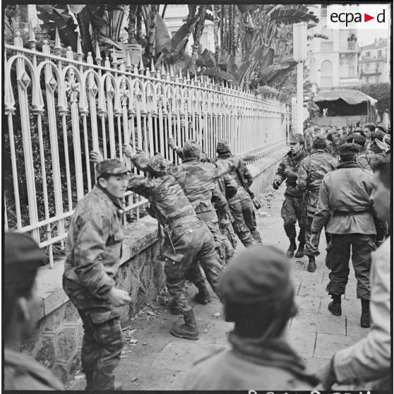 La foule s'attaque aux grilles du square de l'horloge florale, malgré une forte résistance de la 25e division de parachutistes, le 31 janvier 1960.