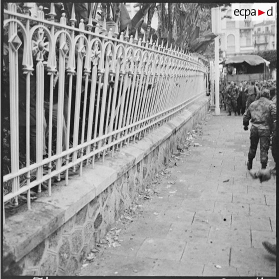 LLa foule s'attaque aux grilles du square de l'horloge florale, malgré une forte résistance de la 25e division de parachutistes, le 31 janvier 1960.