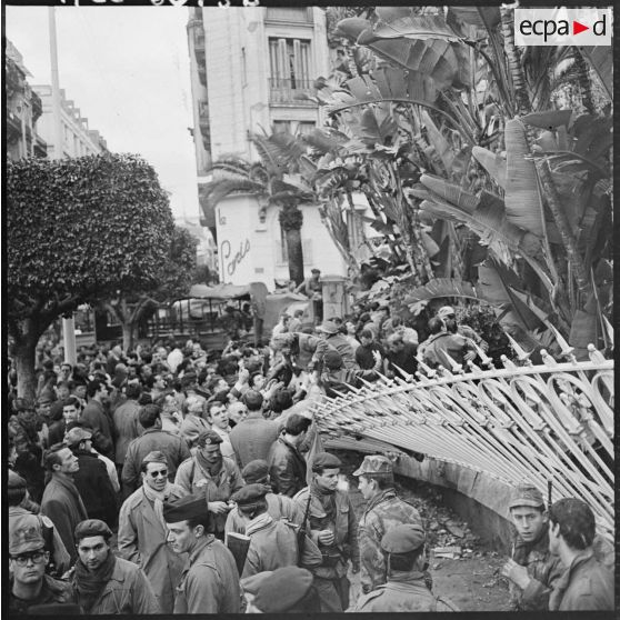 Les grilles tombées, un nouveau passage s'offre à la foule qui se presse aussitôt vers les barricades.