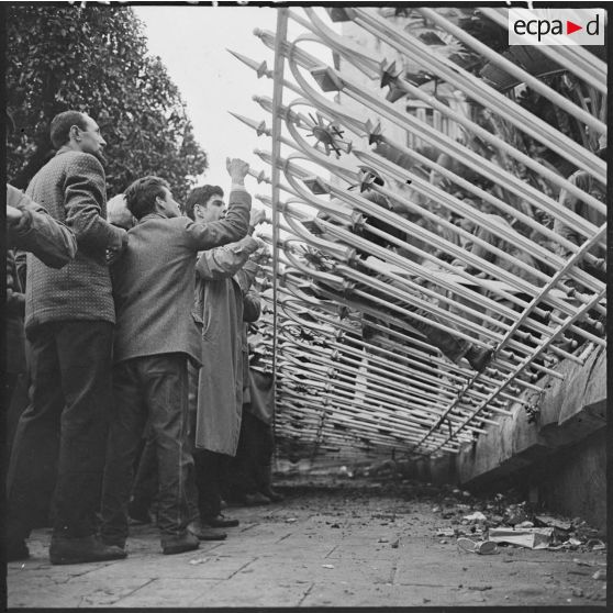 Les grilles tombées, un nouveau passage s'offre à la foule qui se presse aussitôt vers les barricades.