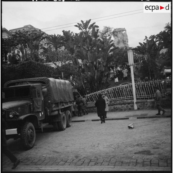 Les grilles tombées, un nouveau passage s'offre à la foule qui se presse aussitôt vers les barricades.