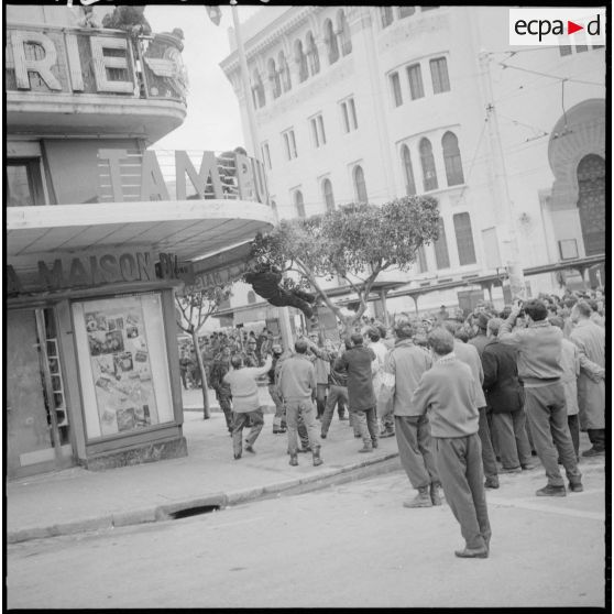 La 25e division de parachutistes (DP) veulent couper tout passage aux manifestants.