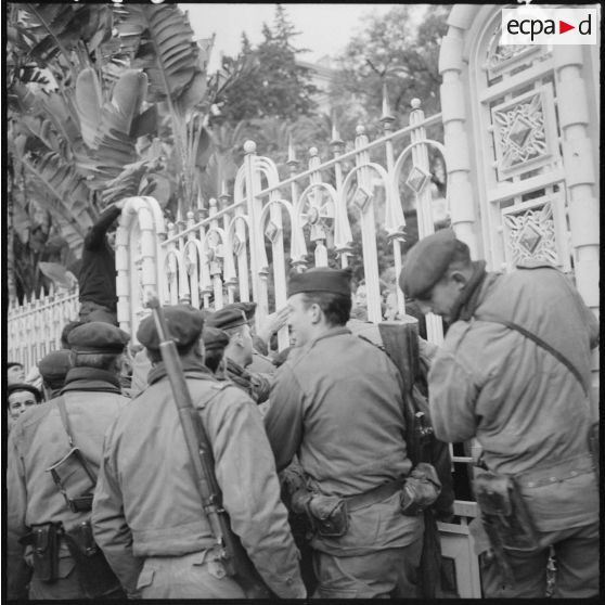 Les manifestants forcent les grilles du square de l'Horloge Florale, le 31 janvier 1960.