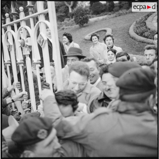 Les manifestants forcent les grilles du square de l'Horloge Florale, le 31 janvier 1960