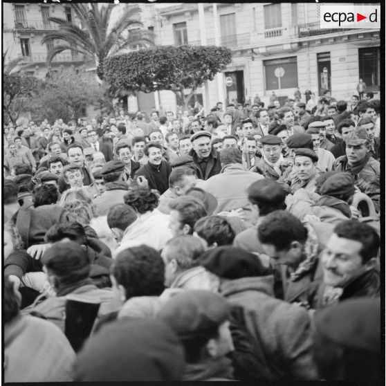 Les manifestants sur la place de la Grande Poste, le 31 janvier 1960.
