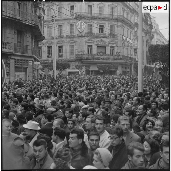 La foule à l'extrémité de la rue d'Isly, devant le barrage situé à la  place de la Grande Poste.