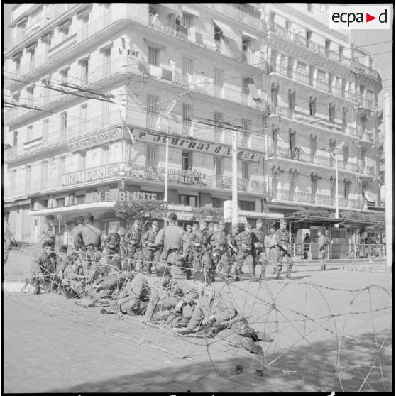 Renfort de parachutistes sur la place de la Grande Poste, le 1 février 1960.