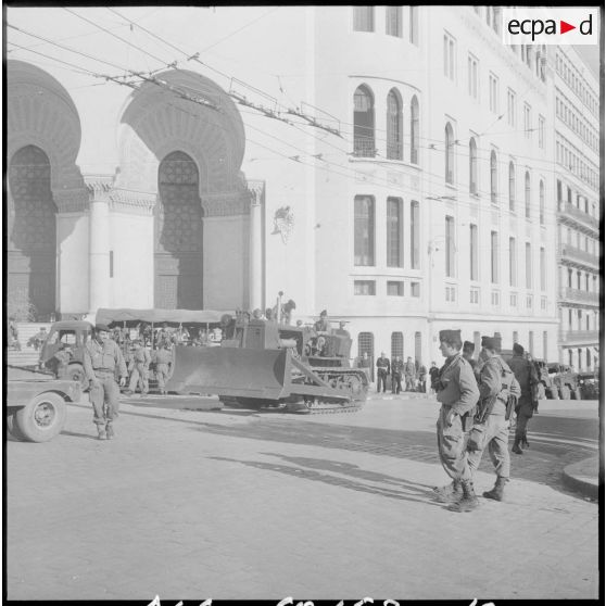 Du matériel de déblayage arrive sur la place de la Grande Poste, le 1er février 1960.