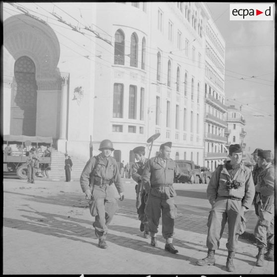 Du matériel de déminage arrive sur la place de la Grande Poste, le 1er février 1960.