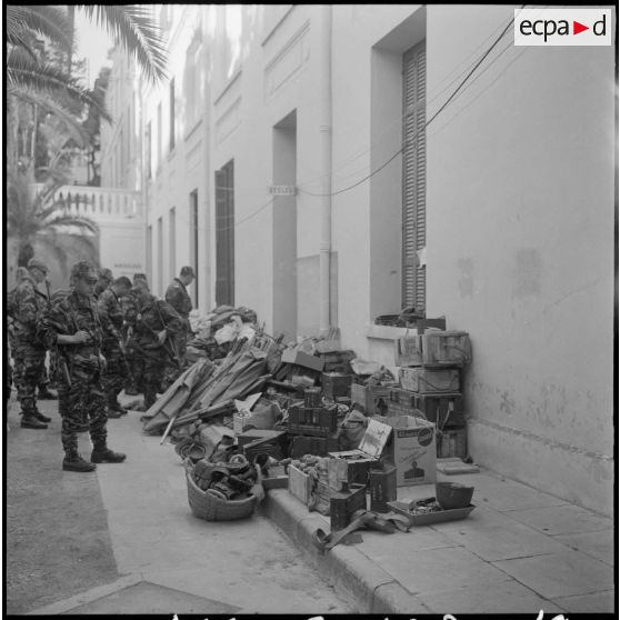 Les armes des insurgés au lendemain de la semaine des barricades le 1er février 1960.