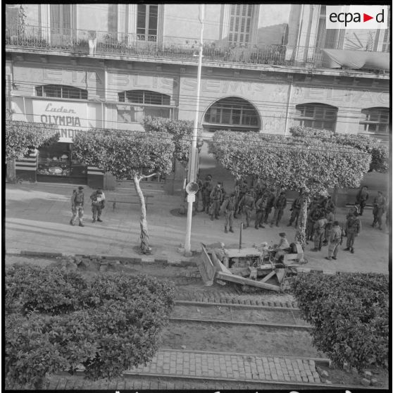 Le dépavage de la rue Michelet au lendemain de la semaine des barricades le 1er février 1960.