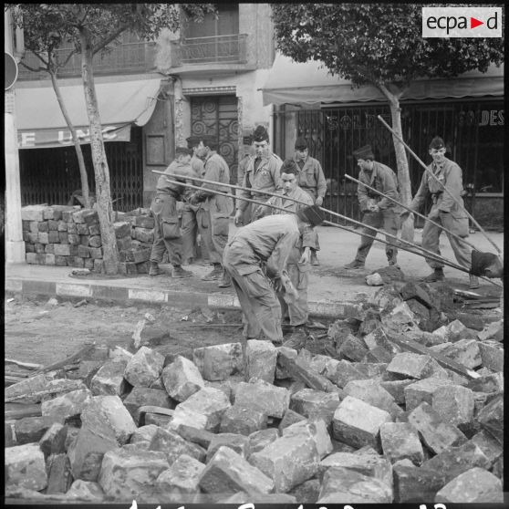 Le dépavage de la rue Michelet au lendemain de la semaine des barricades, le 1 février 1960.