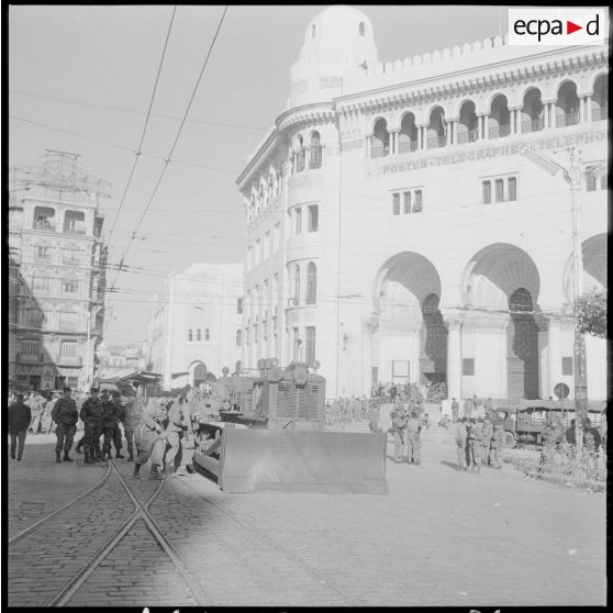 Un bulldozer en action sur la place de la Grande Poste au lendemain de la semaine des barricades, le 1er février 1960.