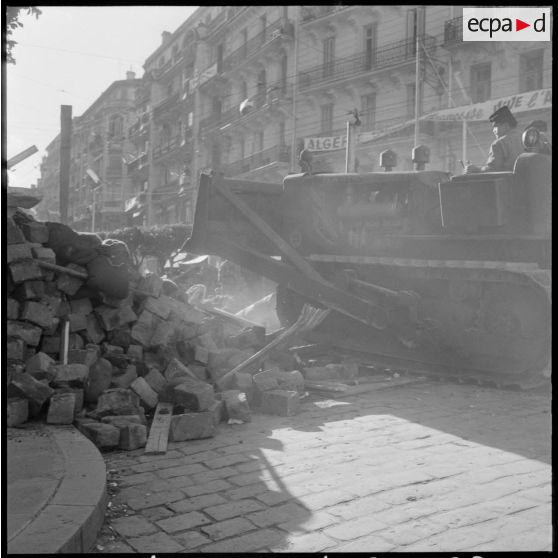 Un bulldozer en action sur la place de la Grande Poste au lendemain de la semaine des barricades le 1er février 1960.