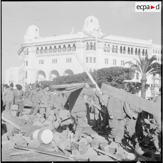 Les soldats du génie déblayent la place de la Grande Poste au lendemain de la semaine des barricades, le 1er février 1960.