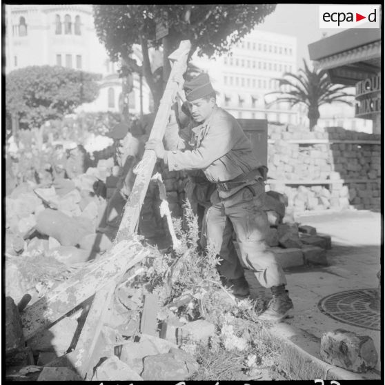 Les soldats du génie déblayent la place de la Grande Poste au lendemain de la semaine des barricades, le 1er février 1960.