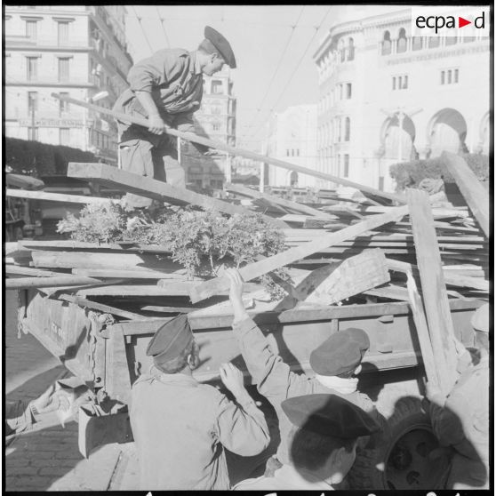 Les soldats du génie déblayent la place de la Grande Poste au lendemain de la semaine des barricades, le 1er février 1960.