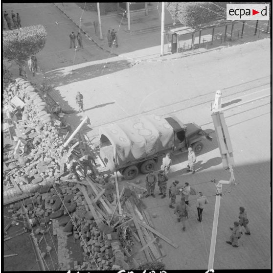 Le génie récupère le matériel des manifestants derrière les barricades, le 1er février 1960.