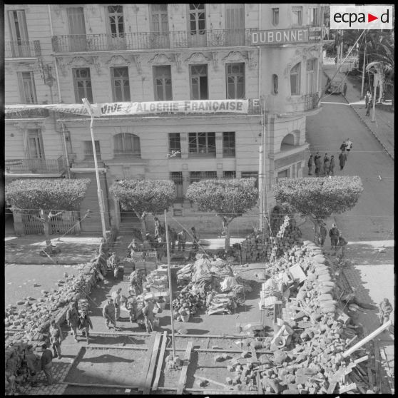 Matériel récupéré par l'armée derrière les barricades.