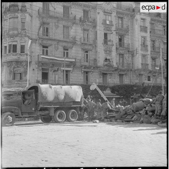Matériel récupéré par l'armée derrière les barricades.