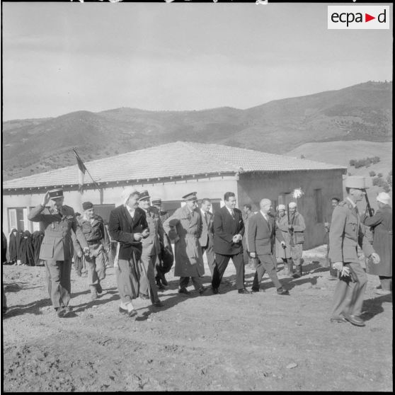Les personnalités devant la mairie.