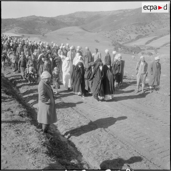 Le cortège des femmes mariées revenant de la mairie.