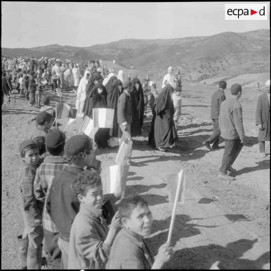 Le cortège des femmes mariées revenant de la mairie.