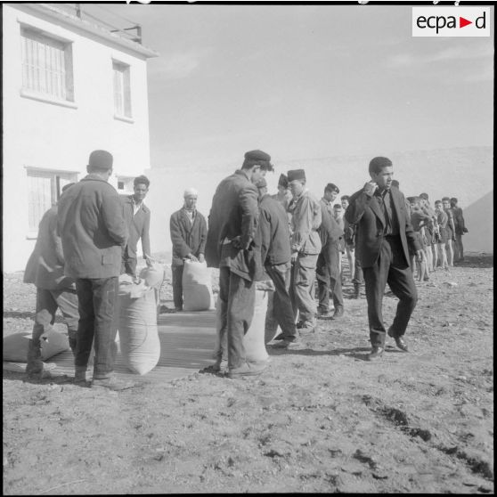 Distribution de semoule aux jeunes mariés.