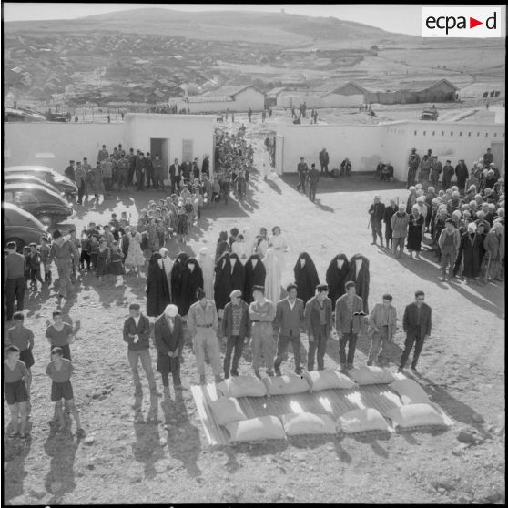 Distribution de semoule aux jeunes mariés.