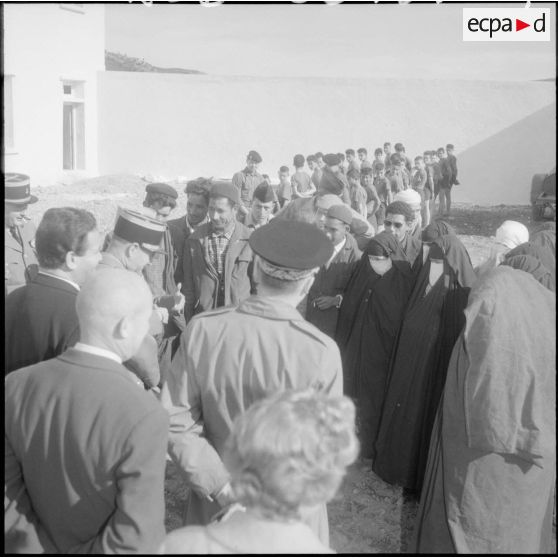 Monsieur le Sous-préfet et le Colonel Romain des Fausses Commandant le secteur de Philippeville, adressent leurs félicitations aux jeunes époux.