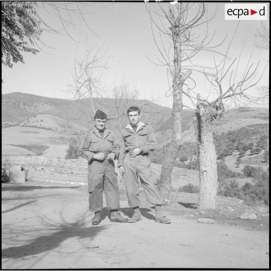 De gauche à droite : un soldat de 1re classe 58 2/C et un soldat de 2e classe 59 2/A.