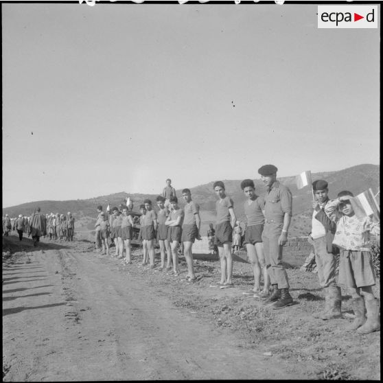 Une haie d'honneur est formée par les jeunes en tenue de sport.