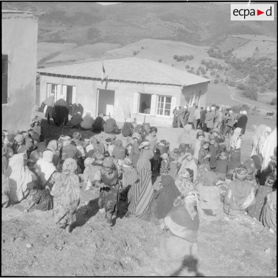 La population du village attend à la sortie de la mairie, les nouveaux mariés.