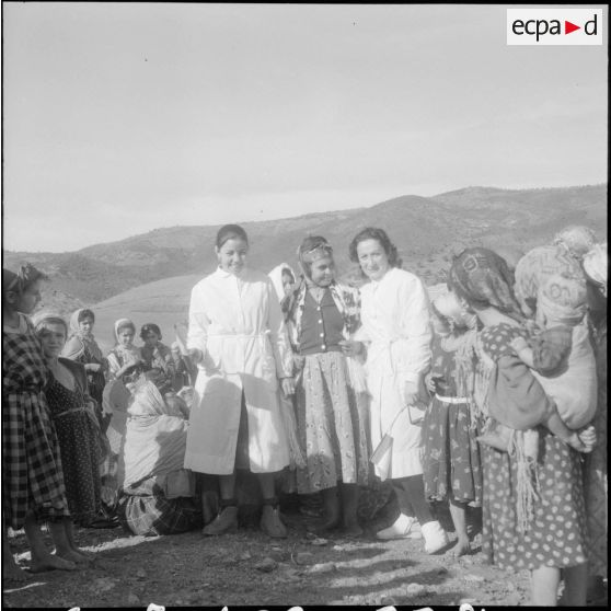 L'équipe médico-sociale itinérante (EMSI) du village attend à la sortie de la Mairie les nouveaux mariés.