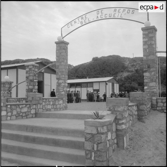 Les personnalités civiles et militaires à l'entrée du centre.