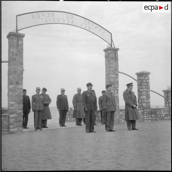 Les personnalités civiles et militaires à l'entrée du centre.