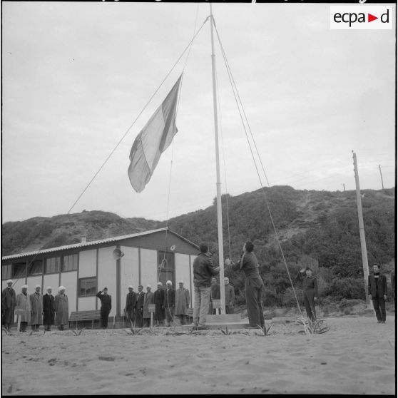 2 Stagiaires hissent le drapeau.