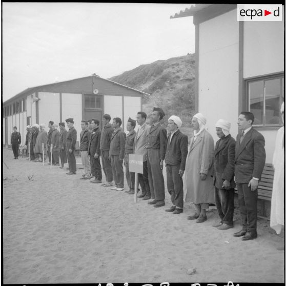 Quelques groupes de stagiaires à l'inauguration du centre de formation civique.
