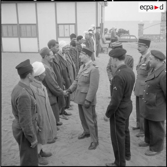 Le Colonel Barbron, adjoint au Général Lennuyeux serre la main à quelques stagiaires.