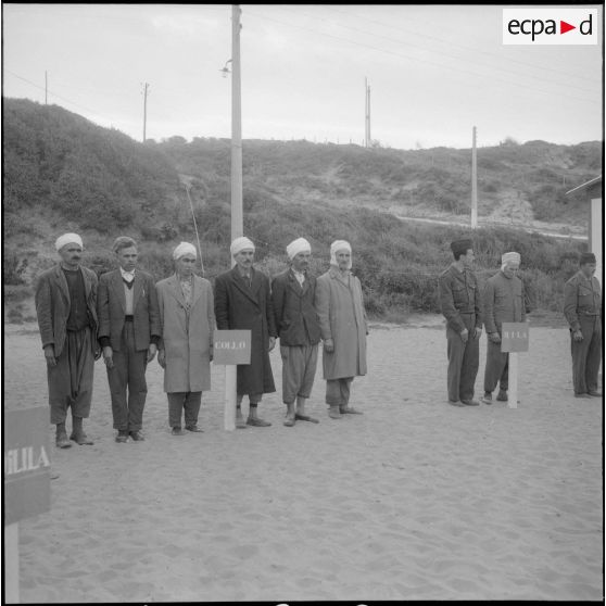 Quelques groupes de stagiaires en attende des salutations du Colonel Barbron.