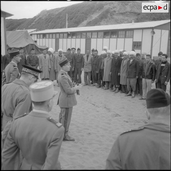 Le Colonel Barbron adresse quelques mots aux nouveaux stagiaires.