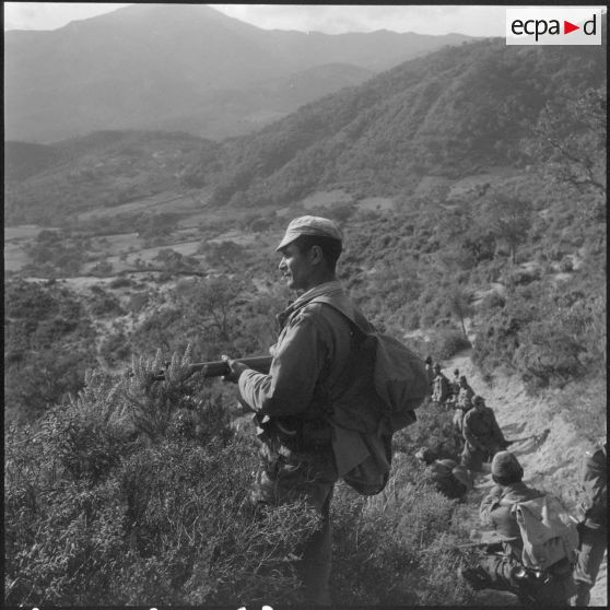 Le commando sur les hauteurs assure la protection des civils transportants leurs affaires vers le village regroupé.
