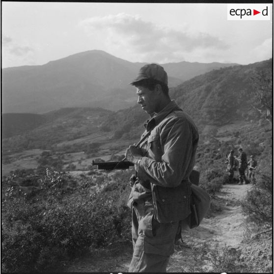 Le commando sur les hauteurs assure la protection des civils transportants leurs affaires vers le village regroupé.