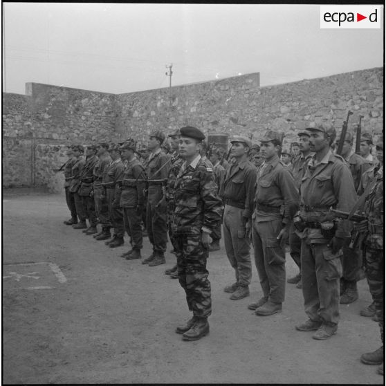 A Bessoubourg - harkis. Pendant les couleurs, le Lieutenant Duval commandant les Compagnies 6 et 7.