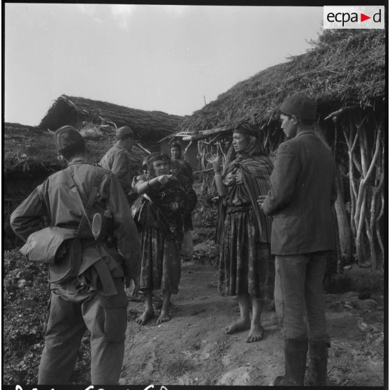 Un Aspirant organise avec les habitants de la zéribas le déménagement.