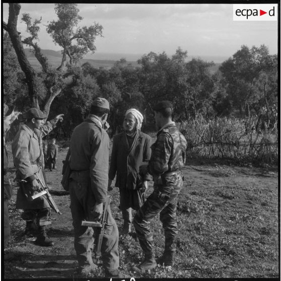 Un Aspirant organise avec les habitants de la zéribas le déménagement.