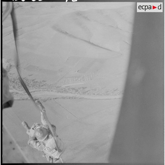 Le 13e RDP (13e régiment de dragons parachutistes) effectue un saut d'entraînement.