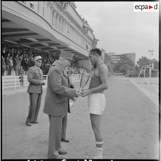 Le Général Arfouilloux remet la coupe au capitaine de l'équipe de la compagnie de circulation routière (CCR) 223.